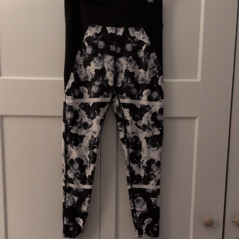 Betsy Johnson Black and White Floral Leggings